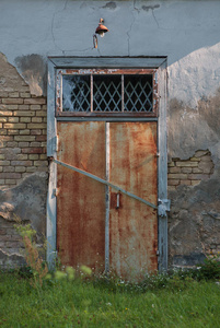 废弃建筑物内风化生锈的金属门
