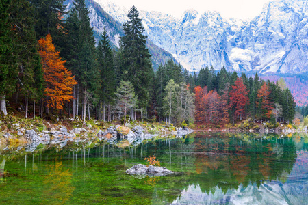 在意大利北部的 Fusine 湖 Lago di Fusine 高山湖泊