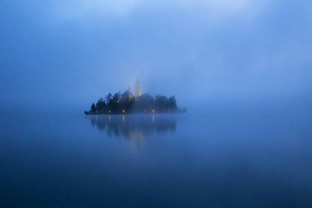 雾的早晨，在布莱德湖