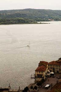 湖景船, 海岸和丘陵, 垂直图像