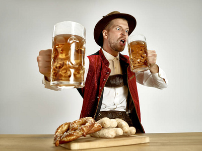 德国, 巴伐利亚, 上部巴伐利亚, 人与啤酒穿戴传统奥地利或巴法力亚服装