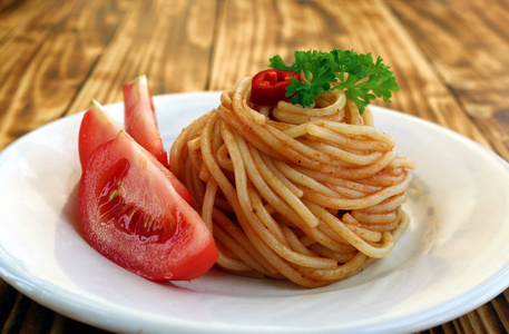 意大利面食番茄和酱油盘旋在螺旋