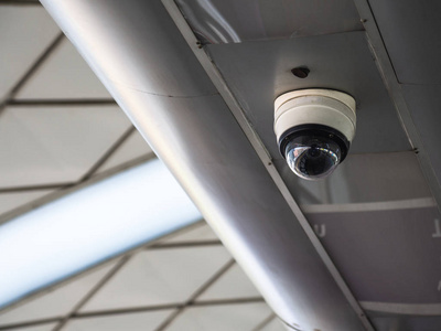闭路电视监控摄像头安装在机场和地铁上, 为保安监视和监视不让坏事发生