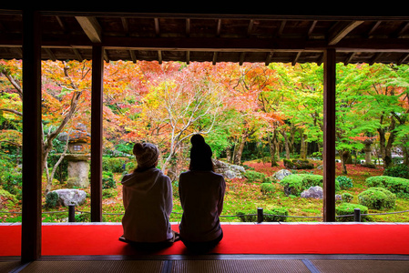 在 enkoji 寺，京都的日本女孩