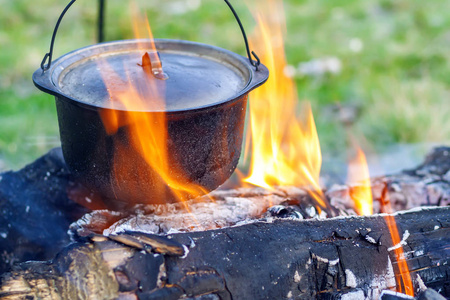 野营厨具户外露营地在火上的锅