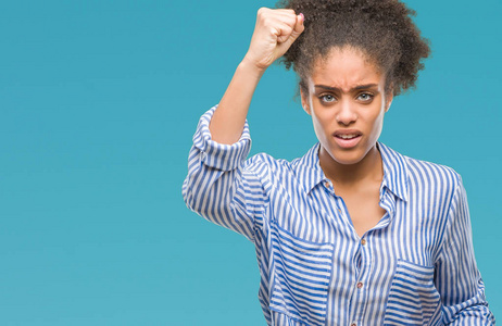 年轻的美国黑人妇女在孤立的背景愤怒和疯狂举起拳头沮丧和愤怒, 而愤怒的呼喊。愤怒和侵略性概念