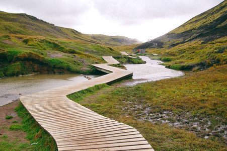 在冰岛 Reykjadalur 山谷的木板路