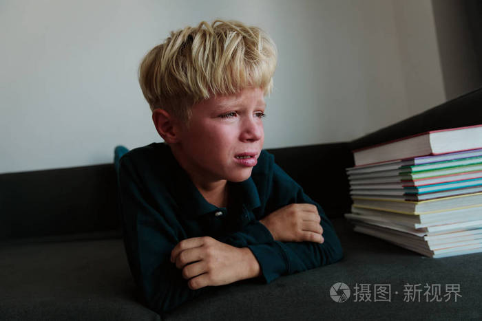 小男孩哭累了做作业, 超负荷, 压力