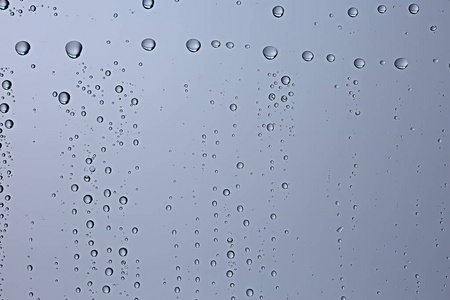 灰色湿背景, 窗玻璃上的雨滴, 秋季天气的概念