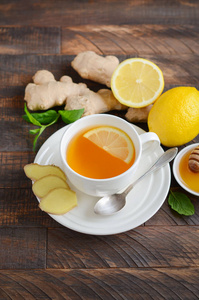 姜根茶和柠檬蜂蜜木制背景 选择性焦点 副本空间