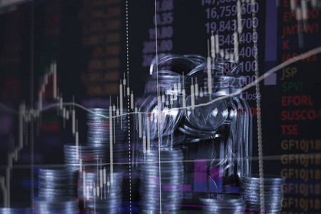 用股票市场屏幕图表板和蜡烛棒对硬币堆的双重曝光金融业务和投资者分析概念理念