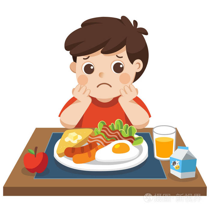 健康和成长中的孩子的概念.小男孩不高兴吃早餐
