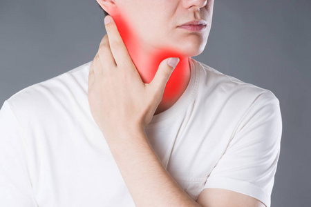 喉咙痛, 颈部疼痛的男人, 工作室拍摄灰色背景, 痛苦的区域突出显示红色图片