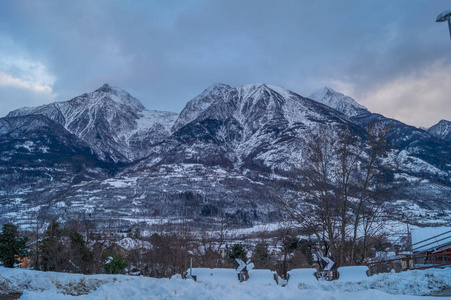 冬天的高山全景雪