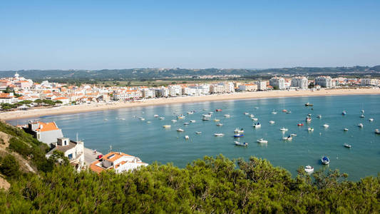 s. Martinho 做波尔图, 葡萄牙2018年9月20日 近闭合的海湾, 细沙滩和清水 Alcobaca, 葡萄牙