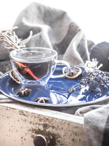 仍然生活与装饰和一杯茶在一个盘子的窗口, 舒适的概念