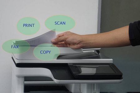 用多功能打印机上的纸关闭人打印扫描复印和传真办公室