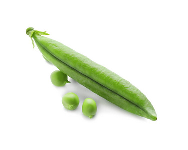 在白色背景上的新鲜绿色豌豆荚