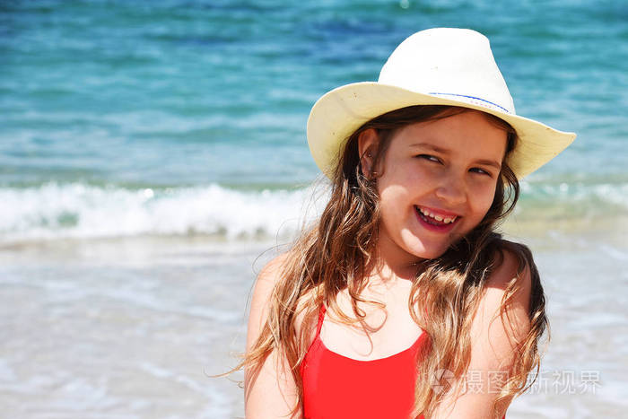 穿着红色泳衣的小女孩欣赏大海。波尔图。葡萄牙