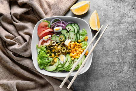 灰色纹理背景的新鲜蔬菜沙拉板