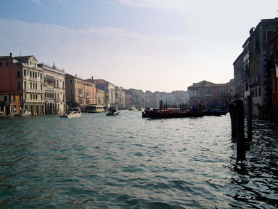 运河在威尼斯居住的小船