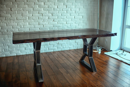 阁楼式木桌老木金属桌设计