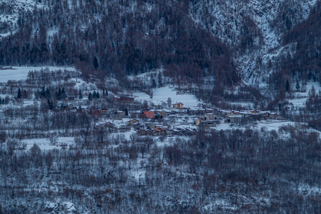 冬天的高山全景雪