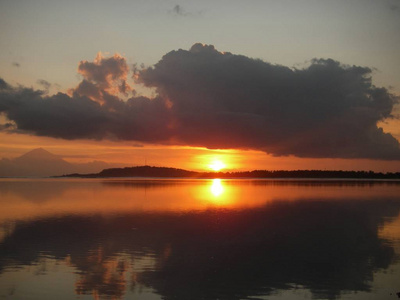 巴厘岛的海洋日落或日出