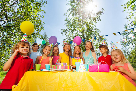 孩子们在公园里庆祝生日