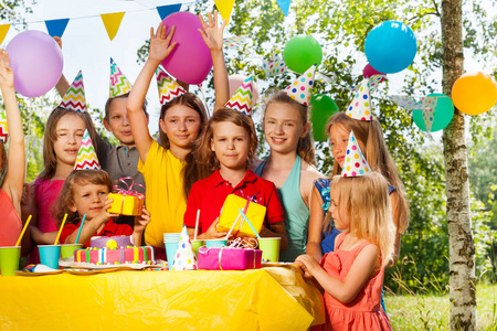 孩子们在公园里庆祝生日