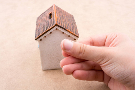 模型的小房子和一只手