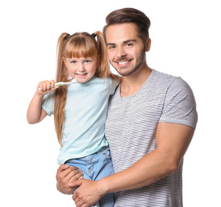 小女孩和她的父亲与牙刷在白色背景