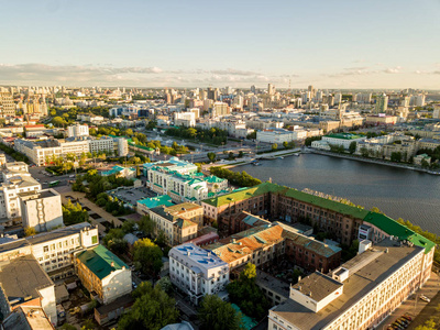 城市的中心, 路堤, 池塘和 Plotinka。鸟瞰图 无人机。俄罗斯叶卡捷琳堡