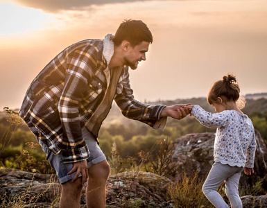 爸爸和女儿在大自然中漫步日落概念家庭价值观, 家庭关系