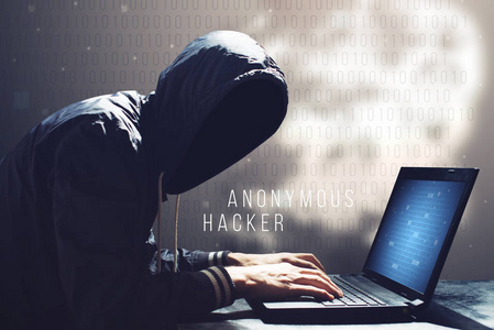 与笔记本电脑发起网络攻击的黑客