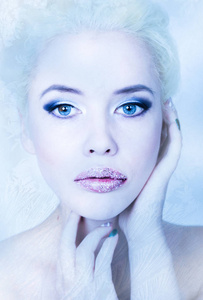 年轻漂亮的红发女郎新娘穿着白色的婚纱礼服与