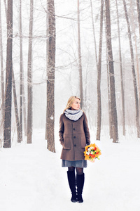 年轻漂亮的女人，在冬季室外。降雪和严寒