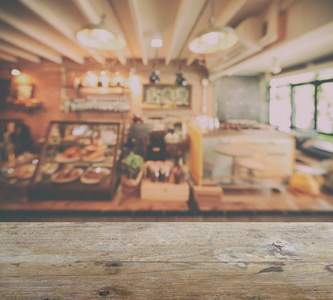 木桌上与模糊的咖啡厅室内背景