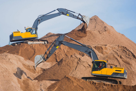 黄色的重型挖掘机和推土机开挖砂和新路施工期间道路工程 卸砂和路金属工作