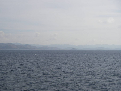 从蓝海看绿色的山峰图片