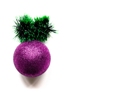 紫色闪亮的圣诞球与云杉分行在白色背景