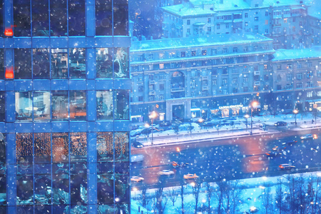 城市的灯光和积雪, 模糊的市容, 下雪的冬季天气季节性背景