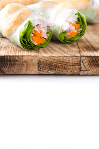 越南卷配蔬菜，米饭，面条，孤立的白色背景上的虾