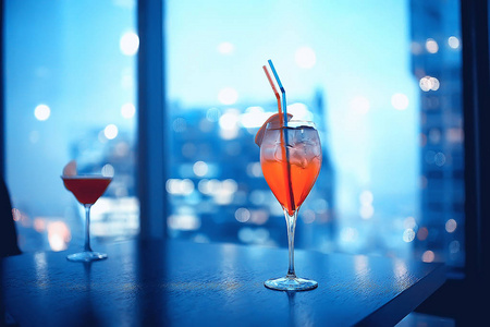鸡尾酒在现代餐馆玻璃与明亮的鸡尾酒在时髦的内部服务在餐馆, 夜总会