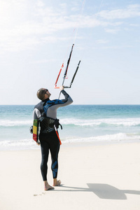 英俊的男人 kitesurfer 的肖像