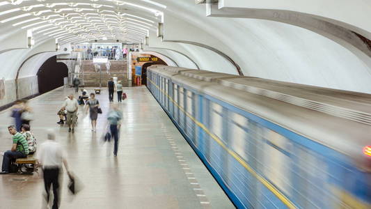Plosha Povstannya 地铁站 Oleksievska 线哈尔科夫地铁 timelapse 与乘客在站台上的地下列车