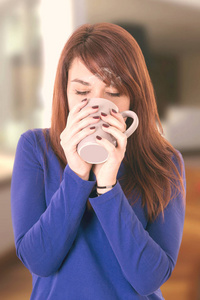 从杯子喝茶的白种人妇女