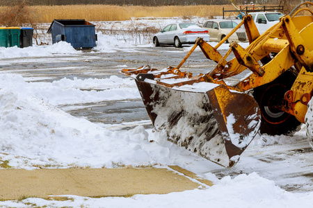 机械雪耕清理公路冬雪后除雪