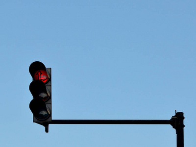 红色交通灯安装在一根柱子上面, 靠着蓝天, 复制空间