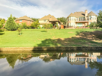 美国德克萨斯州欧文的典型河边住宅的镜面反射